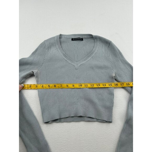Brandy Melville Light Gray Ribbed V-Neck Cropped Knit Sweater Top #6439 - Picture 7 of 7